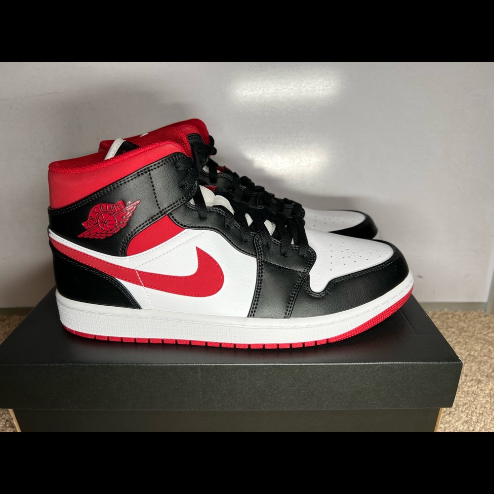 Jordan 1 mid “Gym Red”